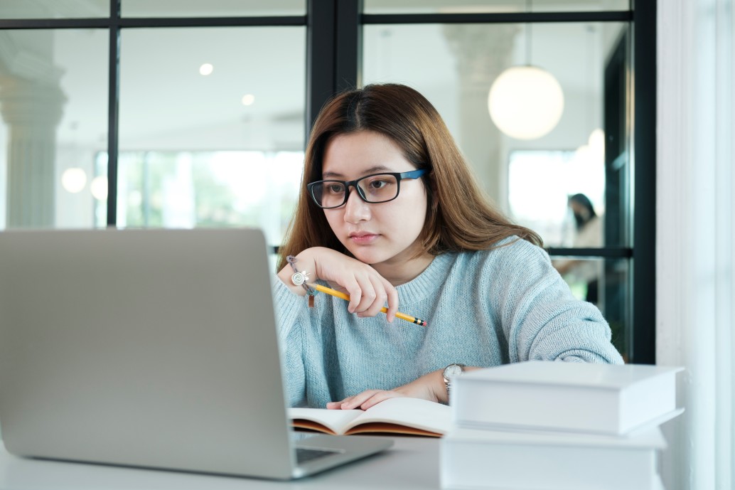 A female applicant reviewing about nursing job interview questions