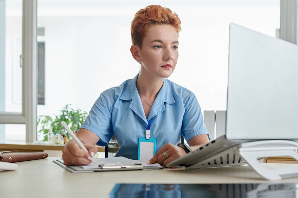 nurse taking down notes about good tips for nurse practitioner resume