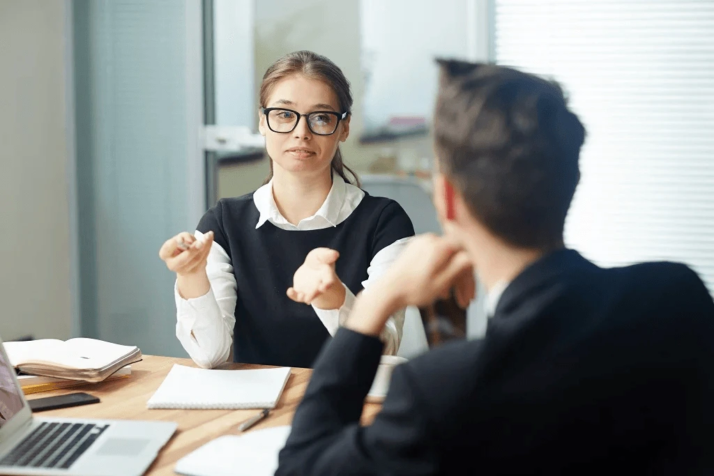 recruiter asking behavioral interview questions to the applicant