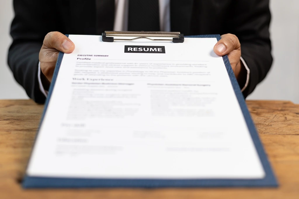 applicant presenting the resume with summary of qualifications