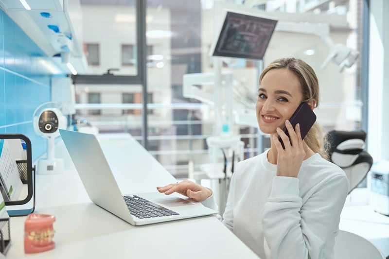 recruiter verifying candidate’s qualifications through references on resume
