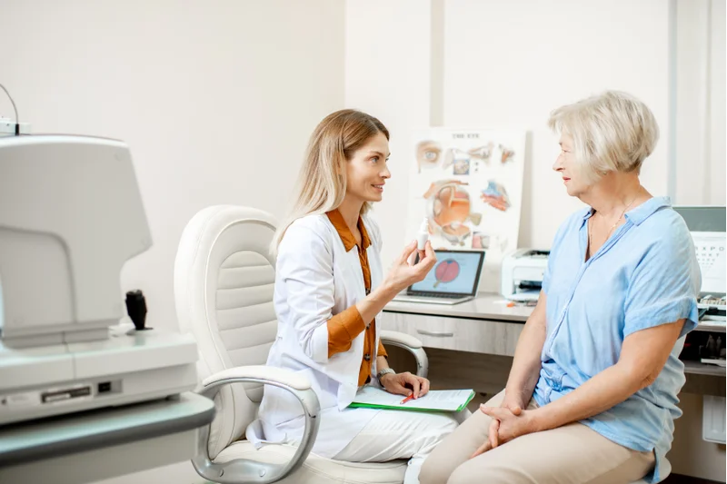 senior citizen consulting an optalmologist