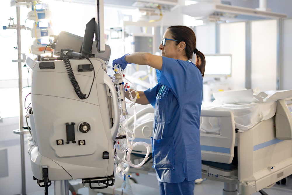 nurse setting up hemofiltration machine in the icu 2025 08 26 04 36 47 utc1